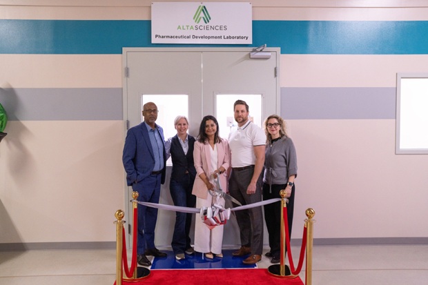 Altasciences executives and CEO open the Laboratory